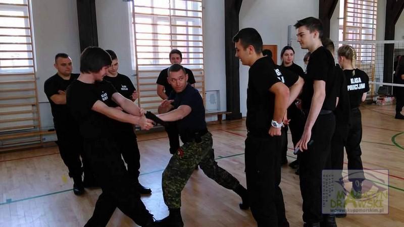 Żandarm(i) i policjantki. 