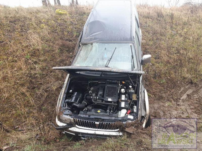 Samochód wypadł z drogi i dachował 