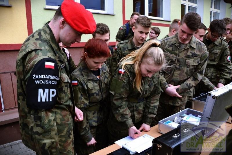 ŻANDARMI Z OLESZNA WSPIERAJĄ MŁODZIEŻ 