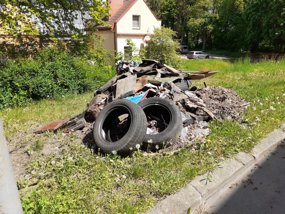 Kolejne wyrzucone odpady na terenie naszego miasta 