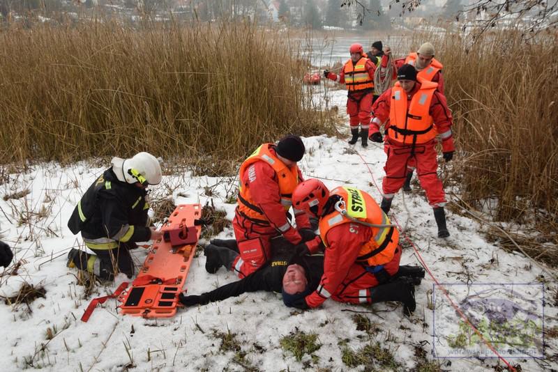 Burmistrz uratowany z przerębla na Jeziorze Rakowo 