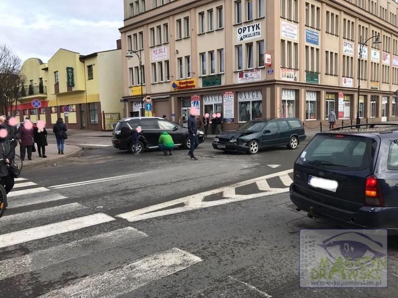 Kolizja samochodów na głównym skrzyżowaniu w Drawsku Pomorskim. 