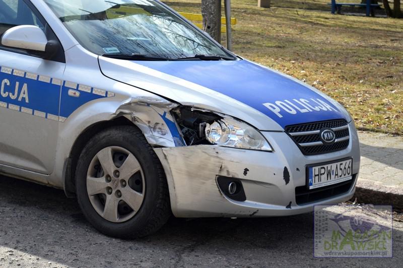 Policyjny pościg, uszkodzony radiowóz i mandat dla POLICJANTA 