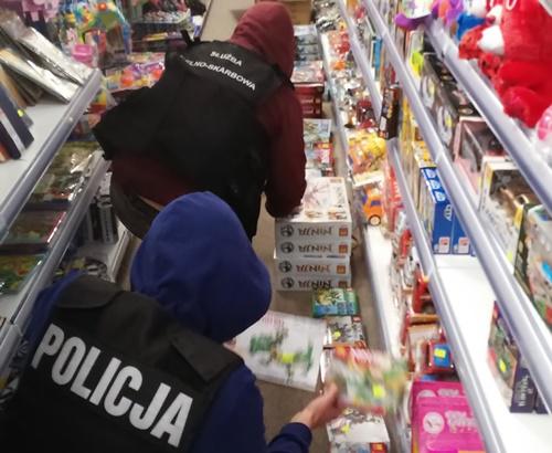 Prawie 250 kompletów podrobionych klocków w drawskim markecie 