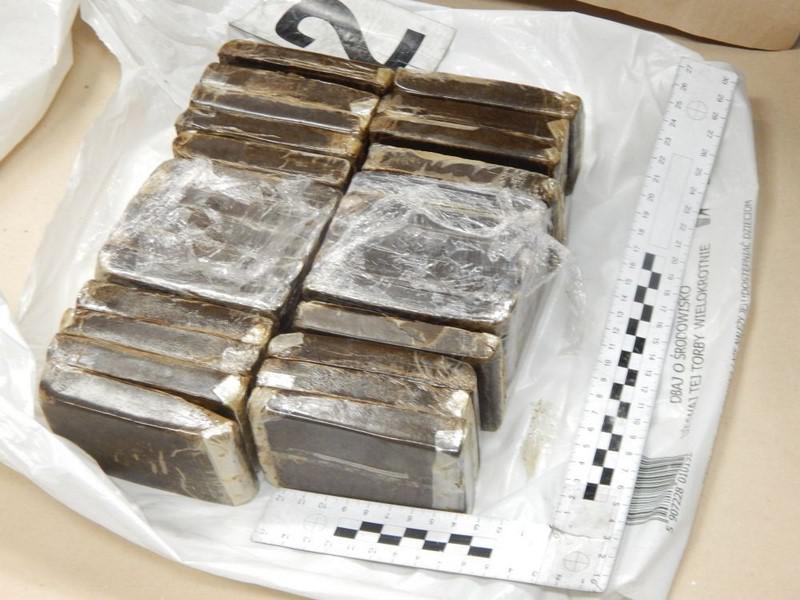 4 kilogramy haszyszu przejętę przez POLICJĘ w Drawsku Pomorskim 