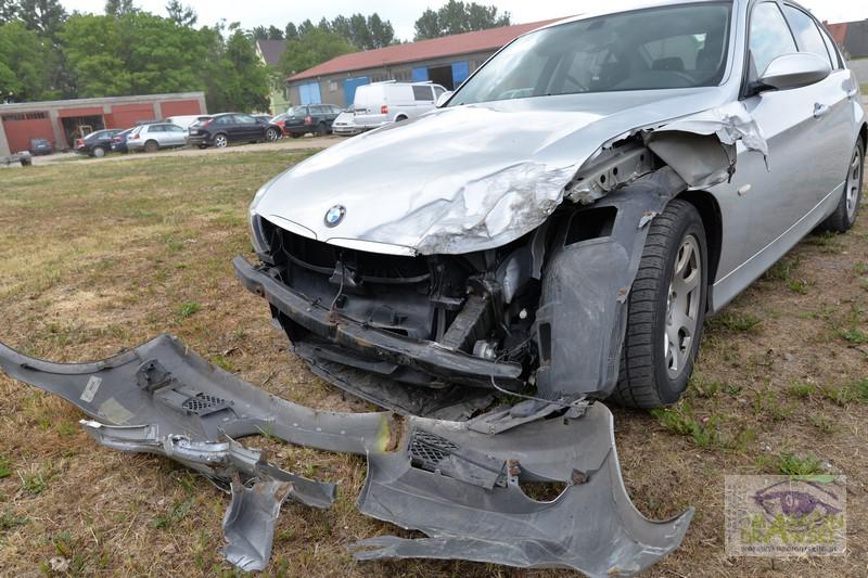 Dostawczy samochód uderzył w BMW 