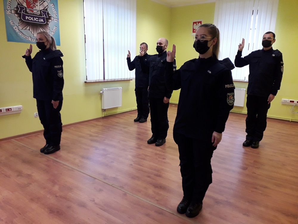 Nowi policjanci wypowiedzieli słowa Roty w Drawsku Pomorskim 