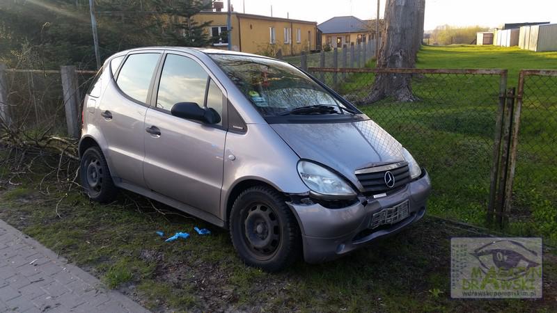 Samochód wjechał na chodnik 